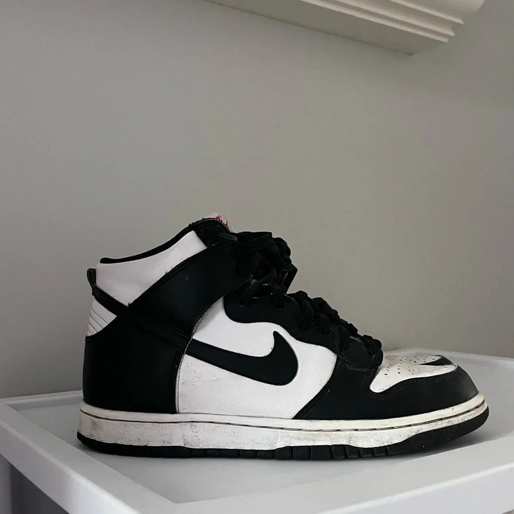 Nike Dunk High Panda (GS) (2021) - Picture 2 of 5